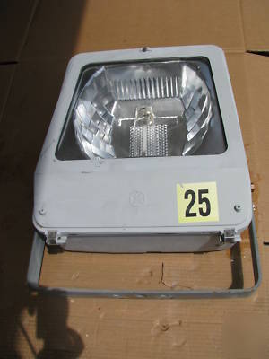 (200) used 250 watt multi-tap hps outside flood lights